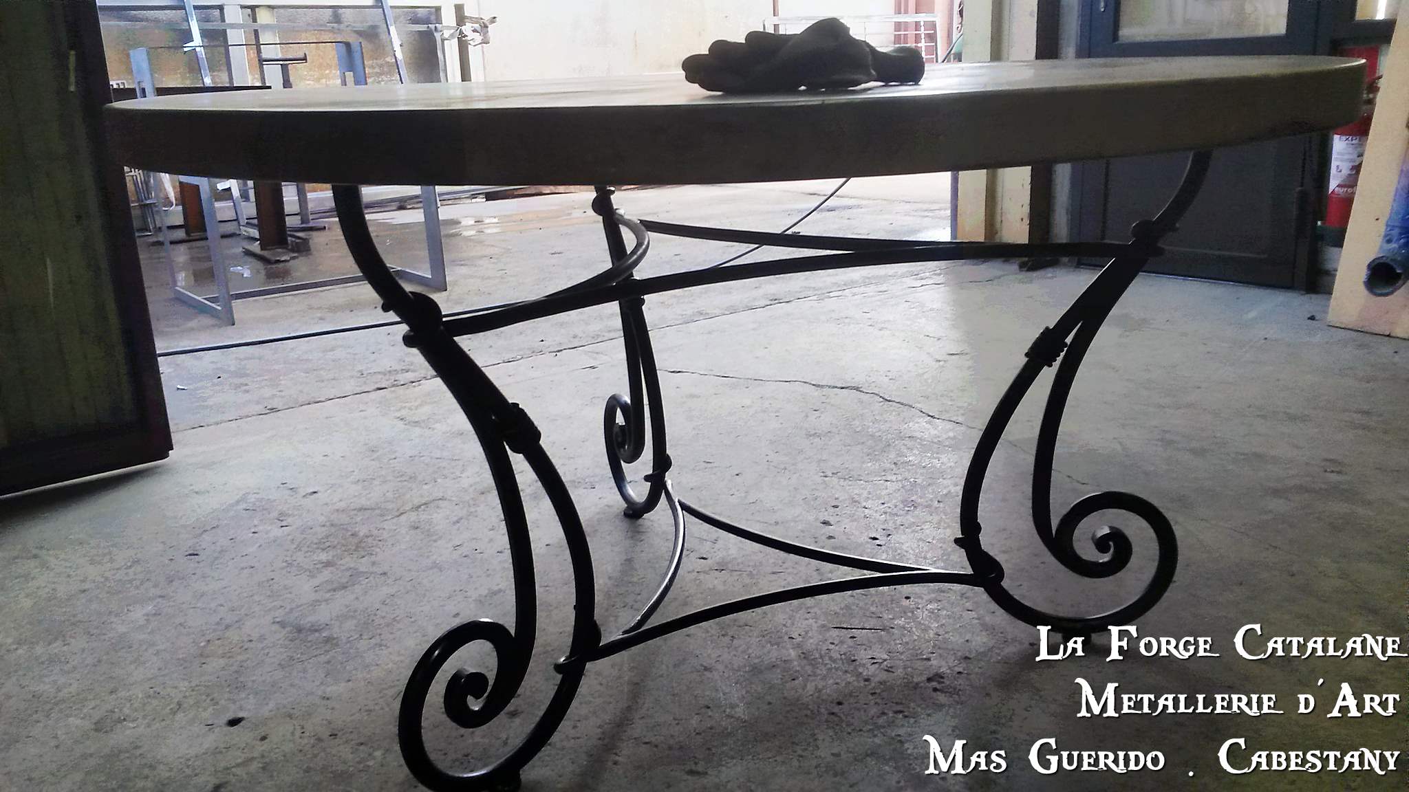 Detail table fer forge 3 pieds forge catalane.jpg